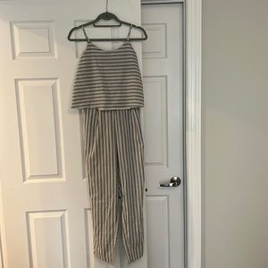 Cute summer jumpsuit! Light weight
